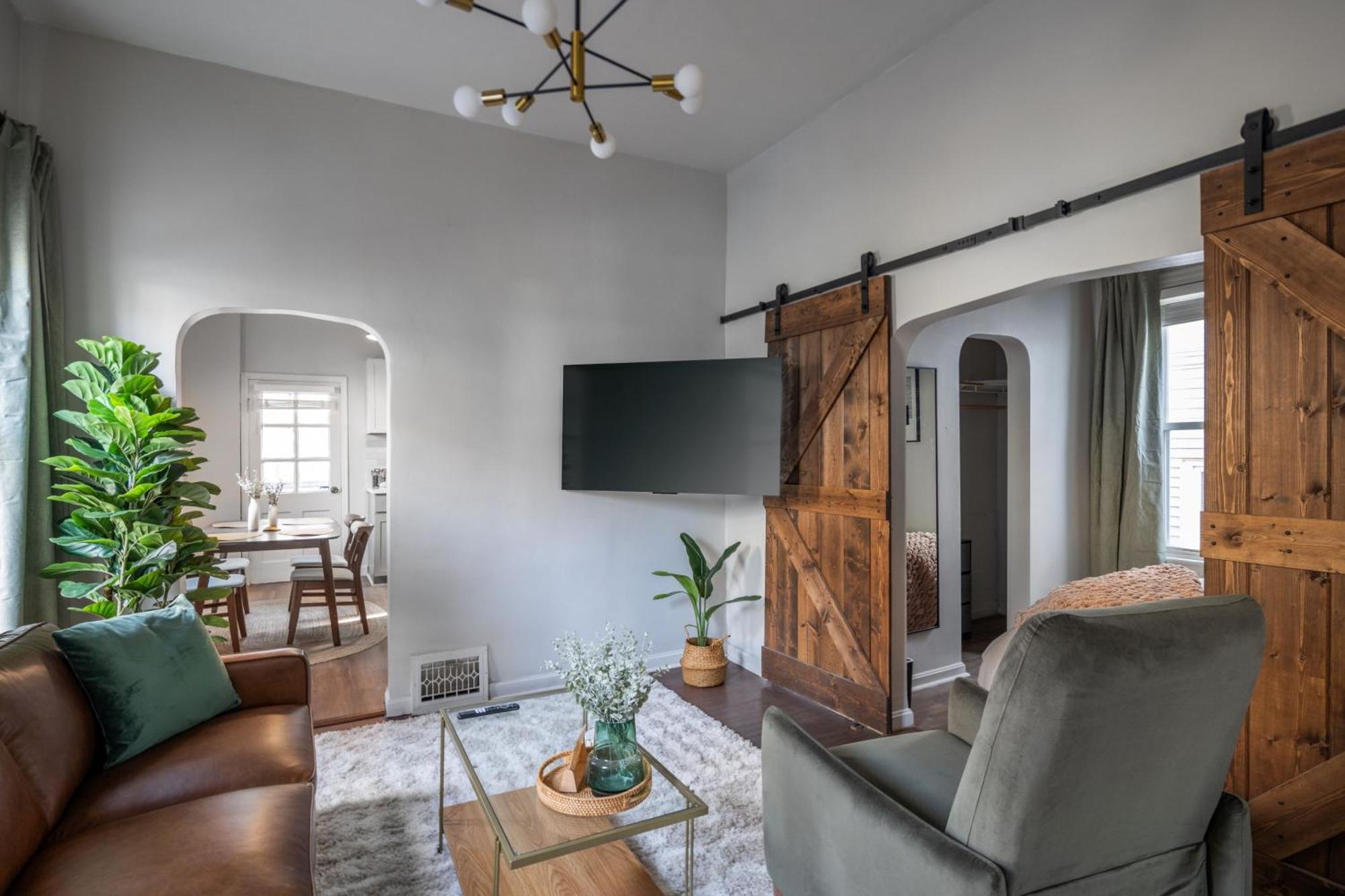 Ferienwohnung Mid-Century Modern Retreat In Little Italy Cleveland Exterior foto